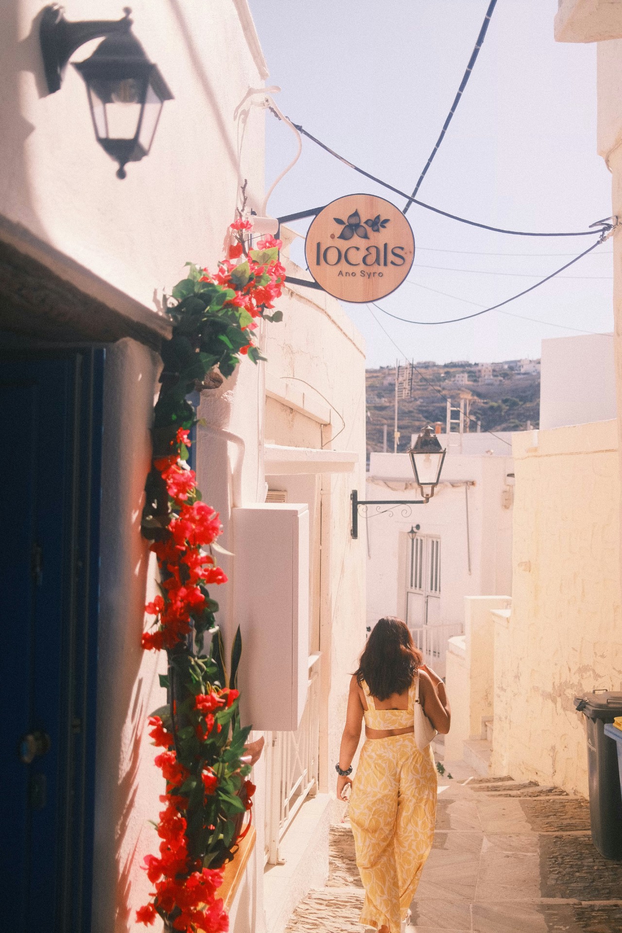 voyageuse seul solo femme pink flowers near city buildings during daytime